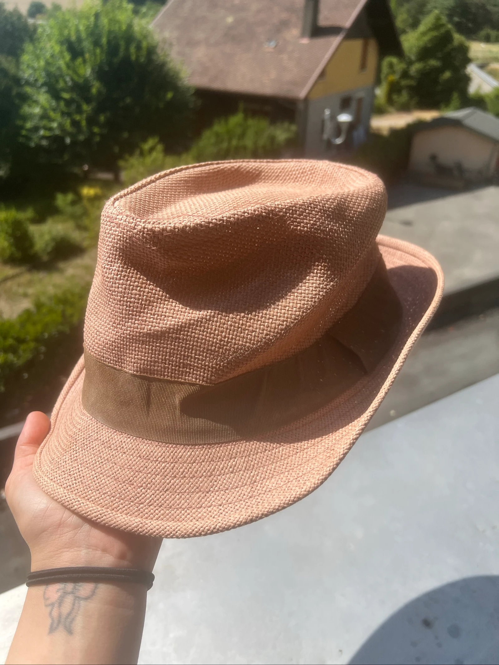Sombrero fedora rosa con cinta marrón estilo panamá – photo 2